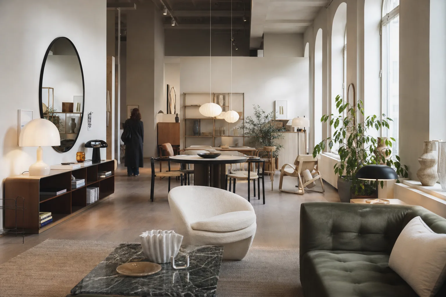 Formgivna möbler och inredningsdetaljer i ett showroom i designbutiksstil